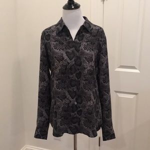 Equipment silk snakeskin print dark gray shirt, S